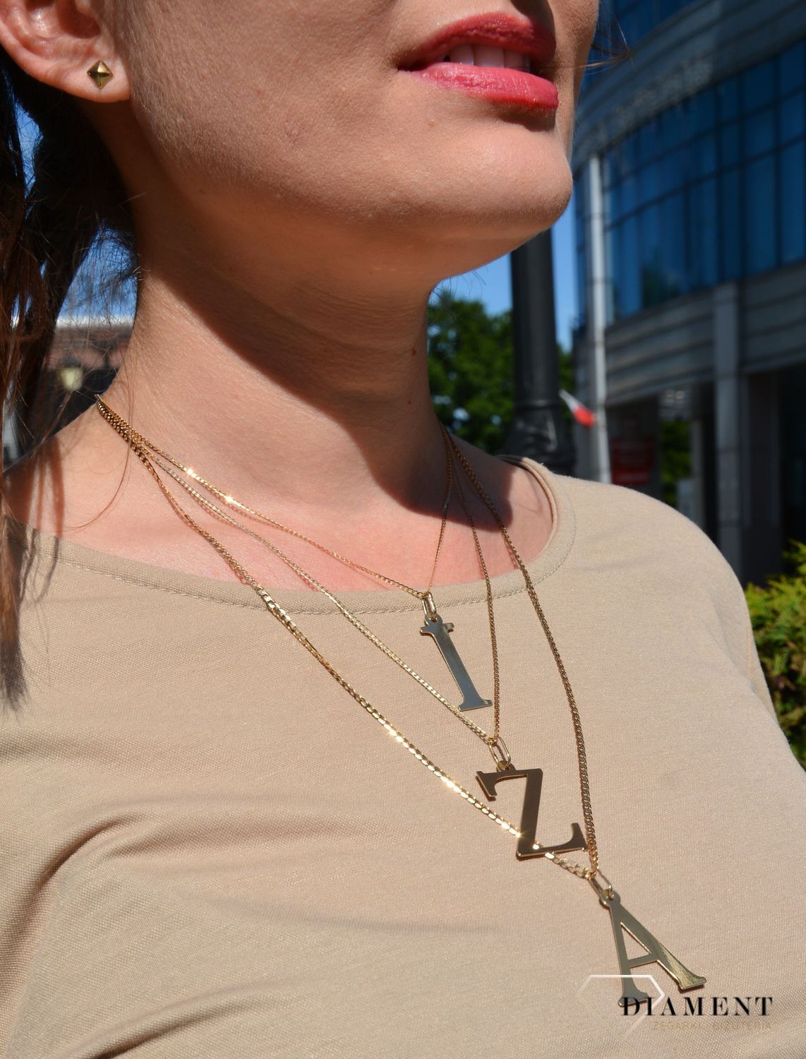 Modna złota zawieszka wykonana została z 14-karatowego żółtego złota. Zawieszka w kształcie litery H. Idealny pomysł na prezent dla kobiety..jpg